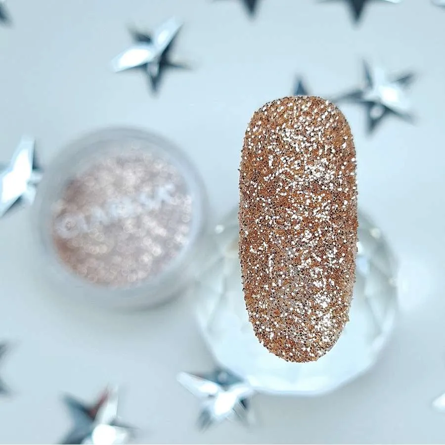 foto decoracion de uñas frosting brigh gold claresa 2